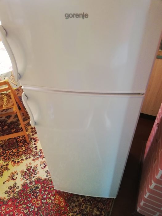 Продавам хладилник с фризер горене 144 висок 54 широк и 58 дълбок.