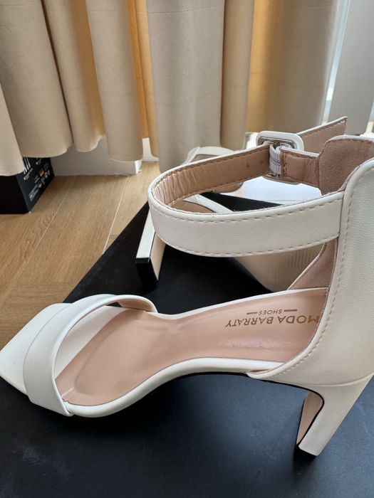 Белая босоножка 39 р