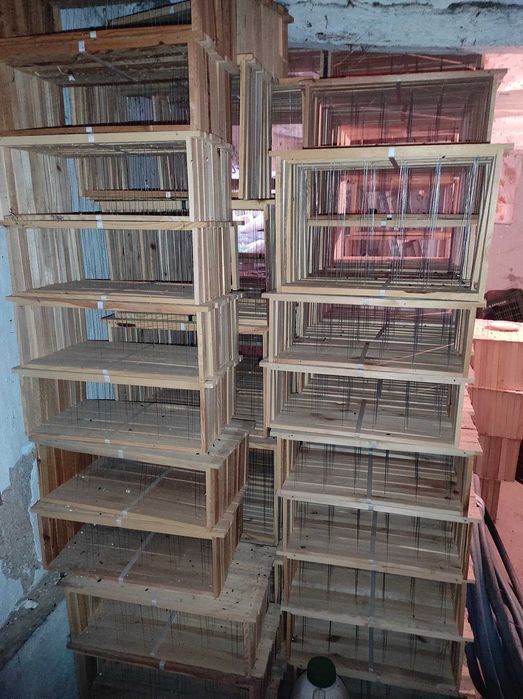 Пчелни рамки обтелени и оплодни сандъчета