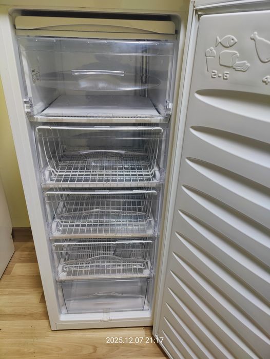 Продавам фризер и пералня BEKO