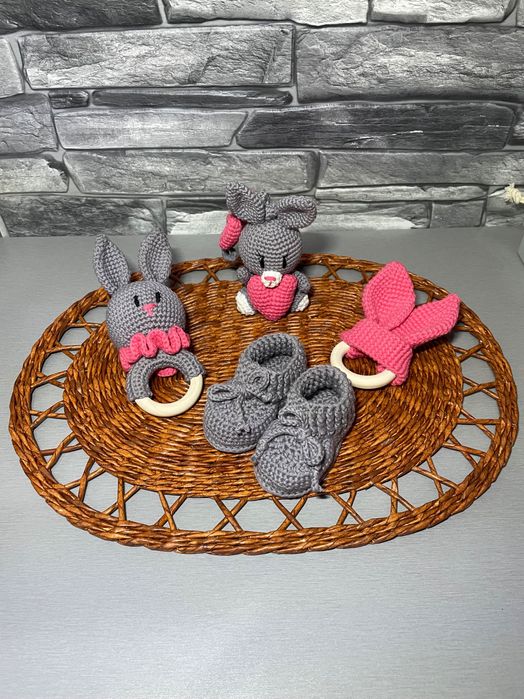 Плетен комплект подарък за новородено