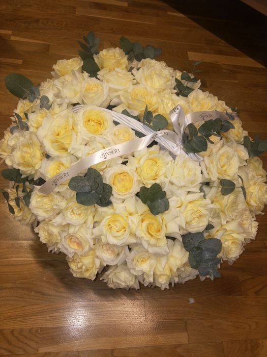 корзина белых роз срочно