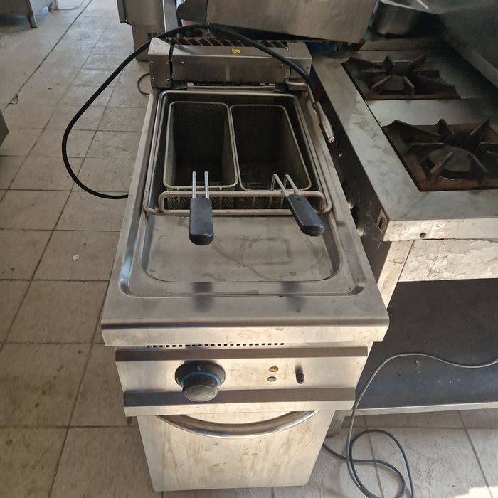 Friteuza 1,2 cuve, curent sau gaz, de putere, frigider inox