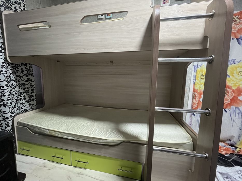 Продам двухъярусную кровать