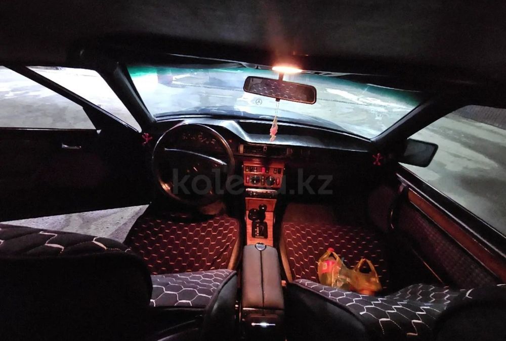 Продам mercedes E260.