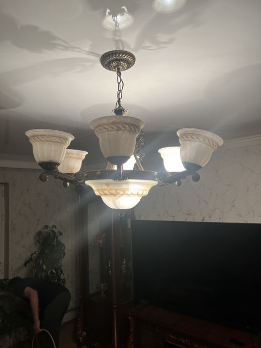 Продам люстру в рабочем состоянии