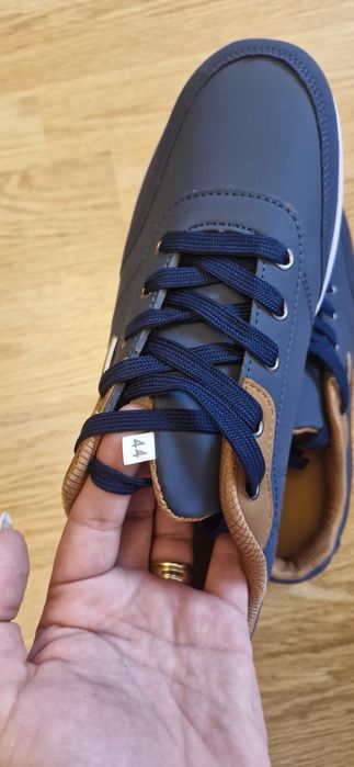 Vând pantofi casual pentru bărbati