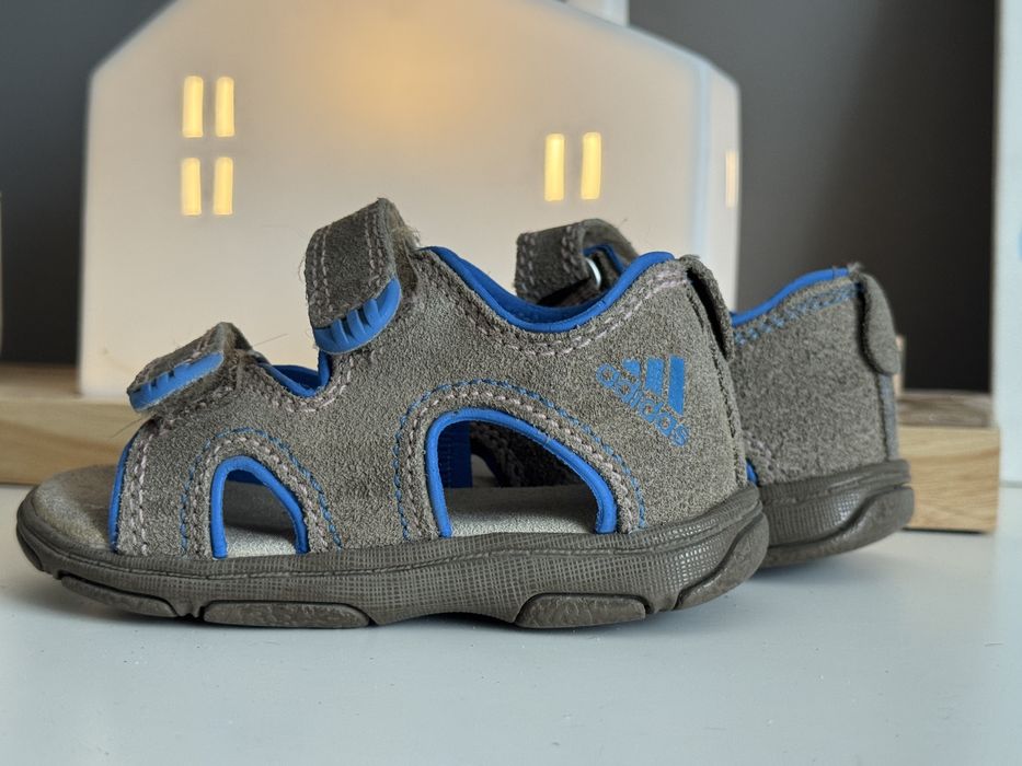 детские сандалии бренда Adidas,