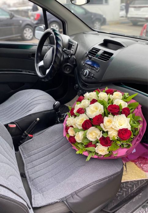 Tabiy buket gullar atirgul roza jivoy