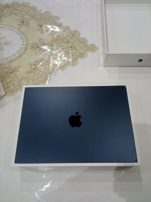 Mackbook air m2 8/256gb holati ideal 40 ta sikl  yomkost 100/   zaryad