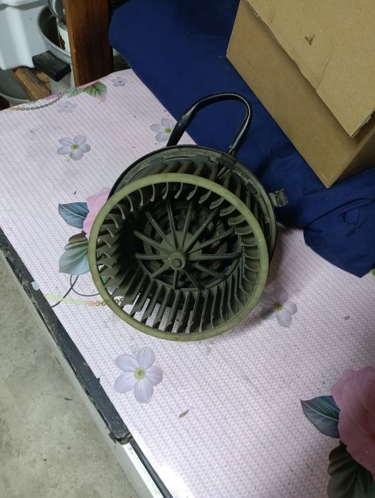 Продам на Ауди 80 мотор печки