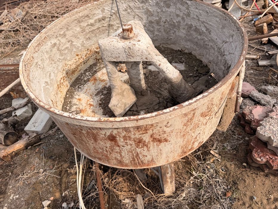 Бетономешалка и станок для кирпичей