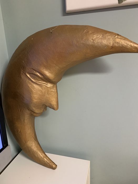 Скулптура на полумесец от Paper Mache