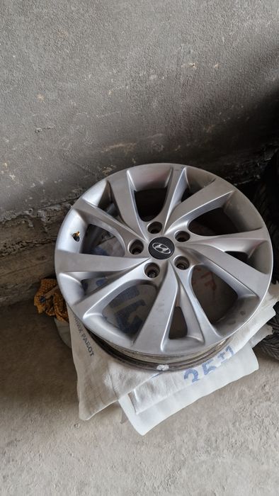 Hyundai Velostar R17