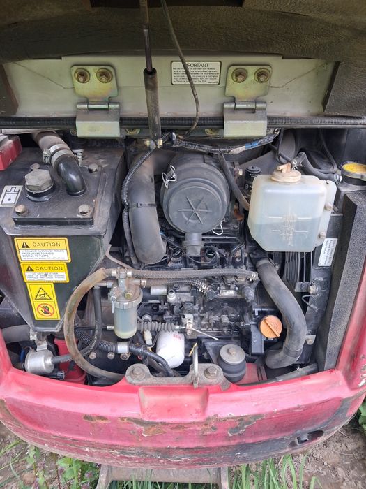 Продавам мини багер takeuchi TB216