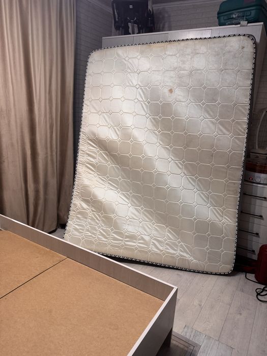 пподам двухспальную кровать