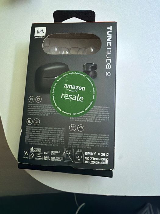безжичните слушалки JBL Tune Buds 2 в черен цвят.