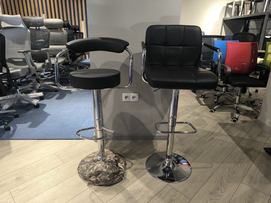 Barniy stul Lia va Charlotte. Барный стул