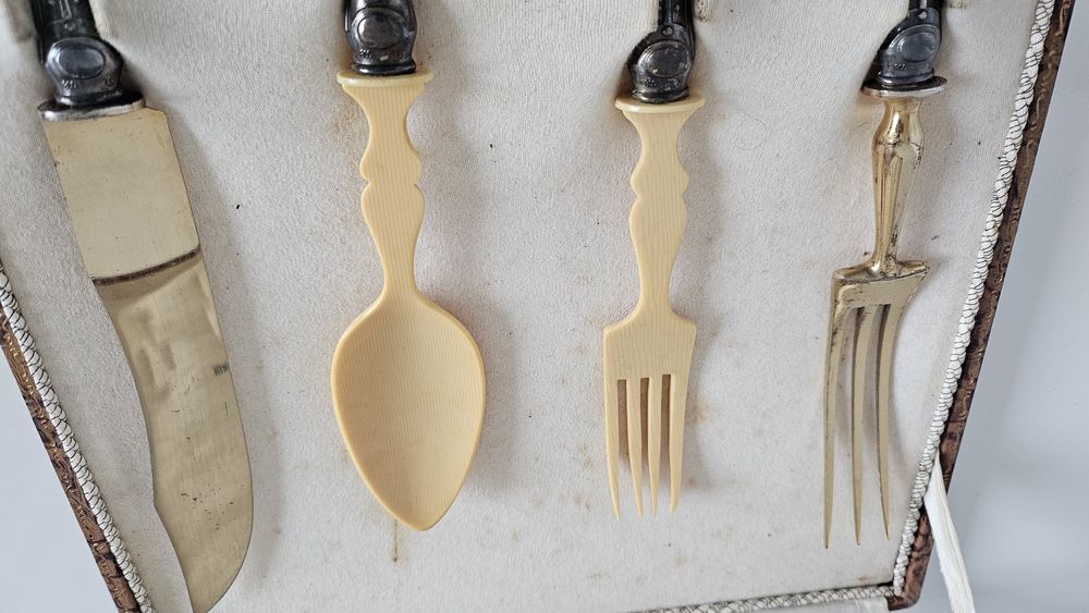 Сребърни прибори за сервиране