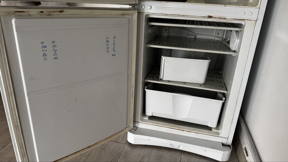 Холодильник Indesit