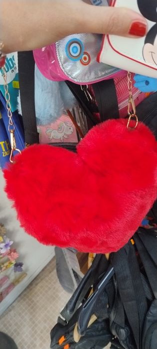 Продавам чанта сърчица, плюшена.