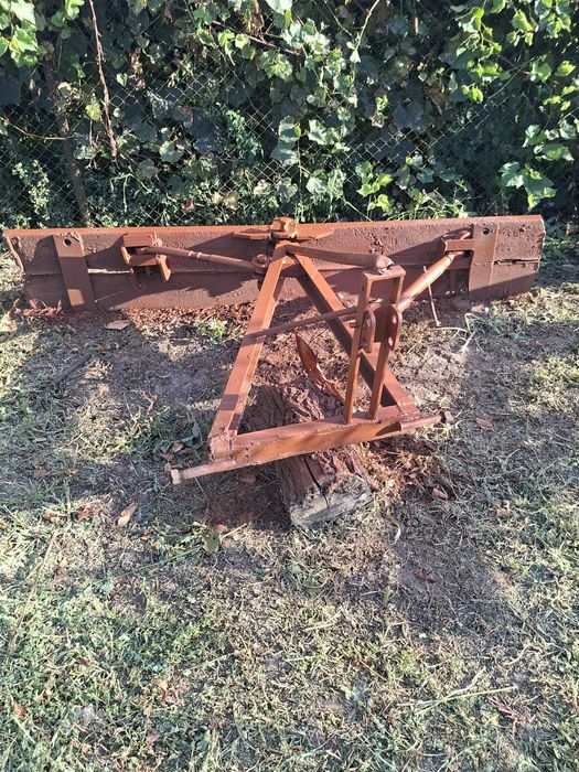 Utilaje tractor: Lamă nivelat pământ / zăpadă + Cupă cu basculare hidraulică pe tiranți