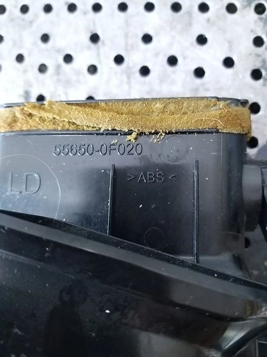 Grila ventilatie bord stanga toyota verso r2 556500f020