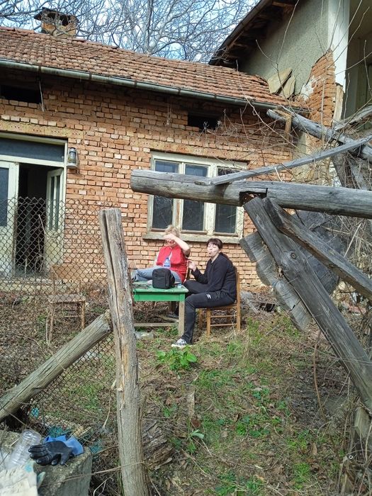 Дворно място със стара къща.