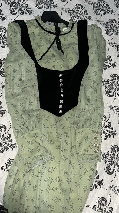 Жекетімен көйлек