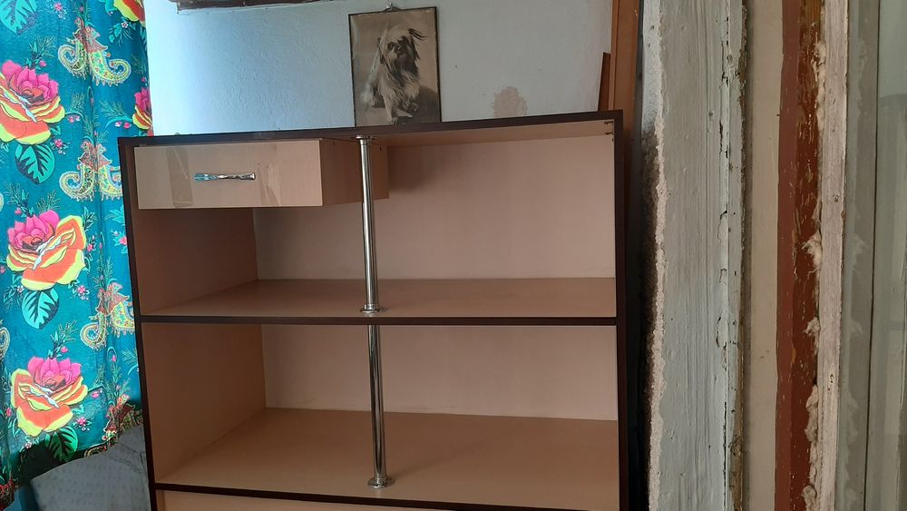 Продам. Шкаф витринный. Тумбы, телевизор.