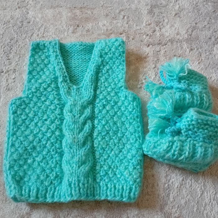 Жилетка и пинетки  для малыша