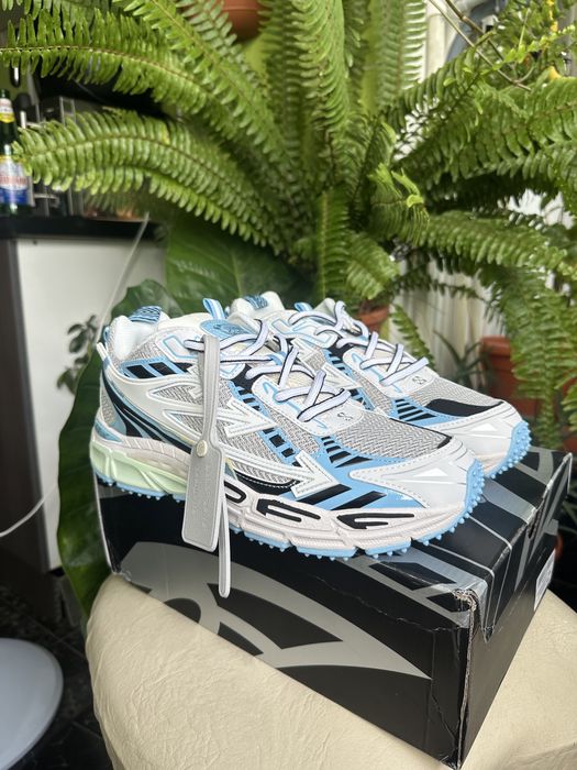 Off white “be right back” 44/45