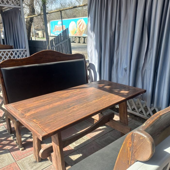 Комплект стол диваны