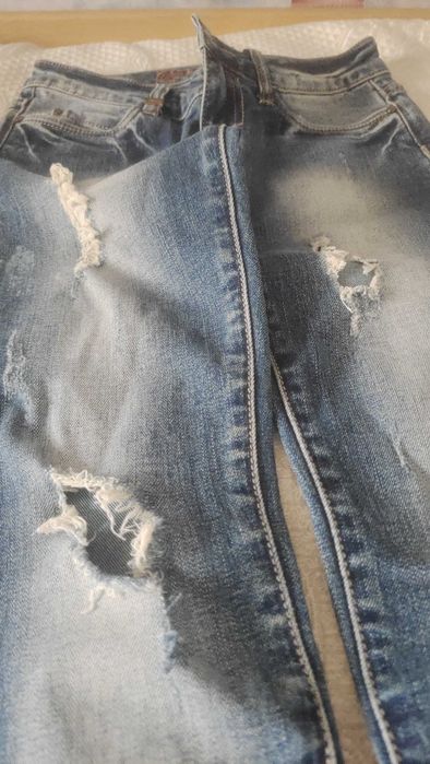 Джинсы STEERING рваные