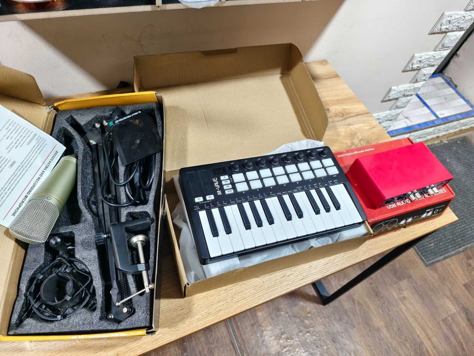 Профессиональная Звуковая карта , мидиклавиатура , конд. микрофон