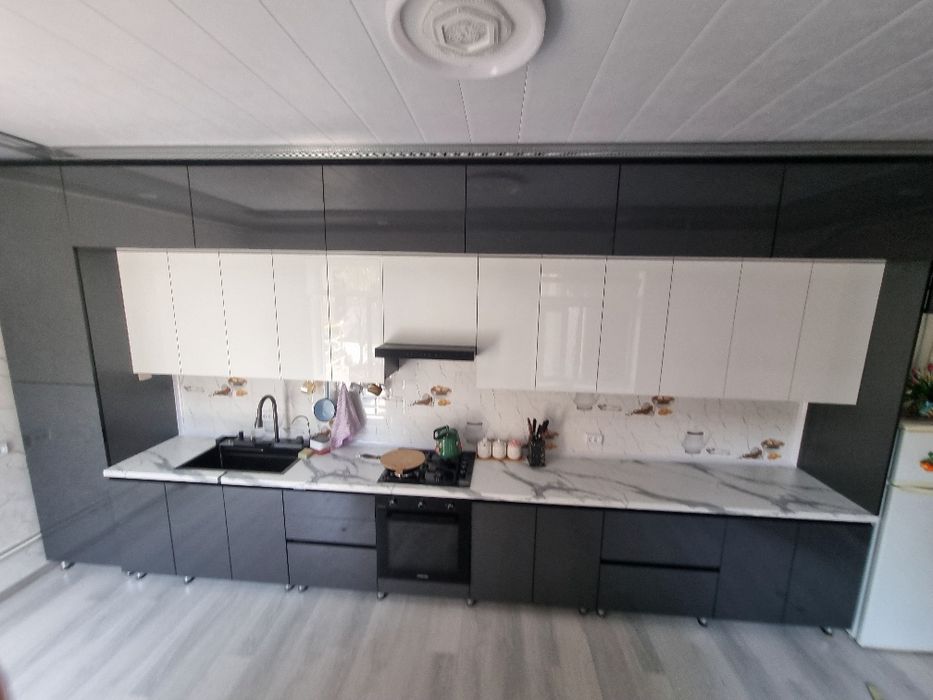 Rasmdagi oshxona mebeli narxi 1 metri uchun 2.8 mln Sifat Mebel