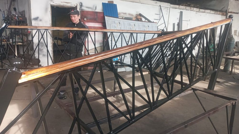 Металлические перила лестницы