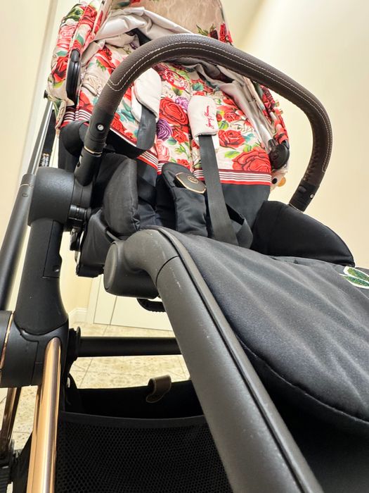 Бебешка количка Cybex Platinum E Priam 4 Rose Gold Spring Blossom Light с електрическо задвижване.