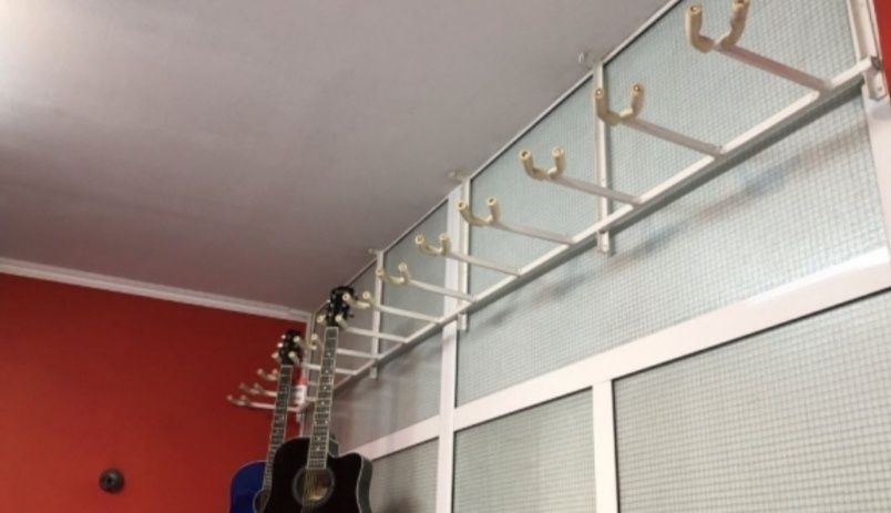 Стелажи,стойки за китаритърговско обзавеждане.