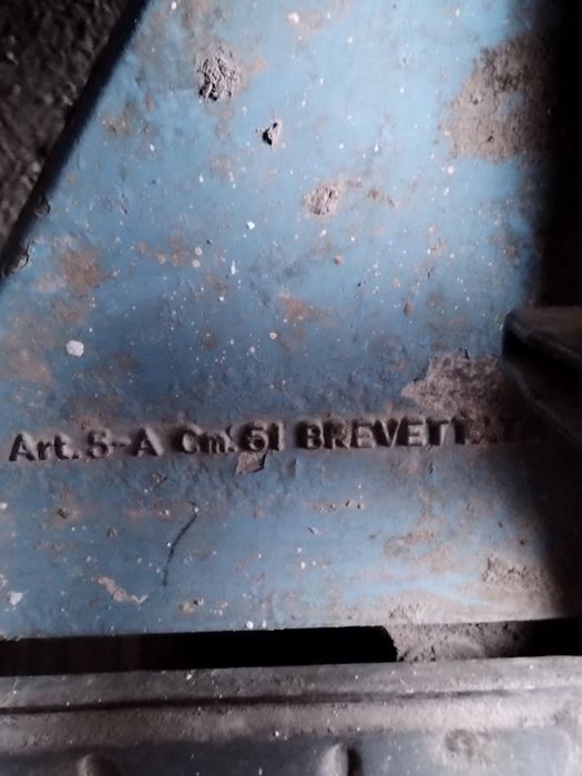 Două mașini de tăiat gresie și faianță și un aspirator