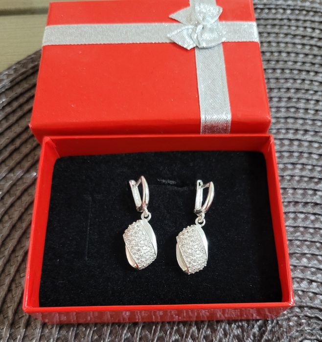 Дамски сребърни обеци с цирконий.Състояние ново! Проба 925