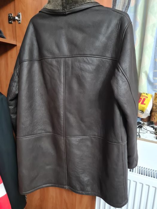 Se vând 2 cojoace unul piele naturala și celalalt sintetic