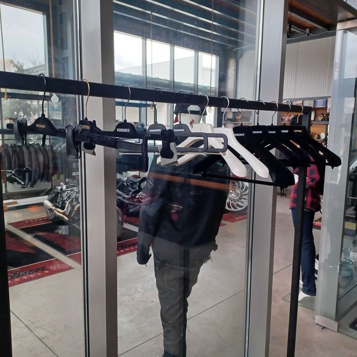 Маркови закачалки за дрехи.