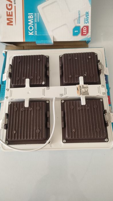 Продам потолочный светильник