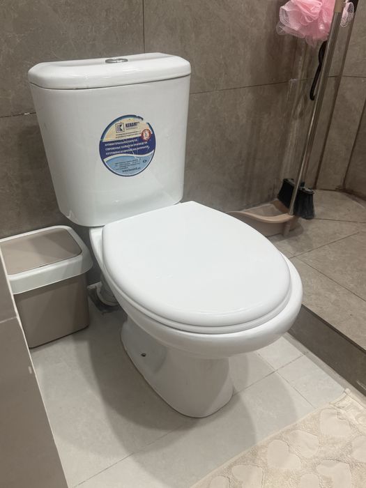 Унитаз с крышкой