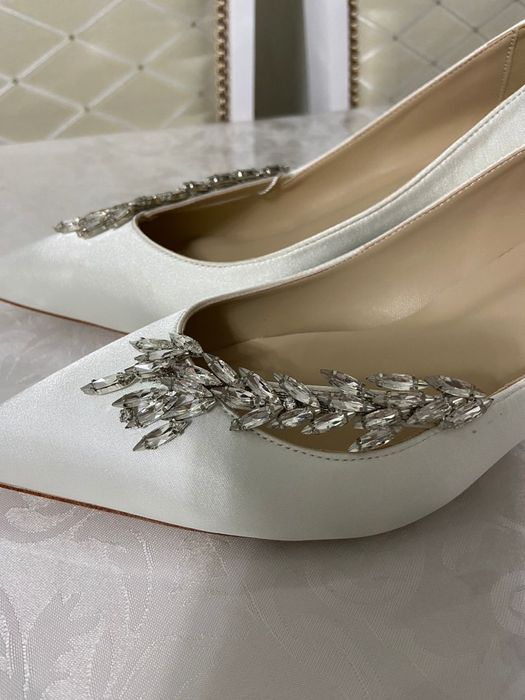 Продам шикарные новые  белые туфли.