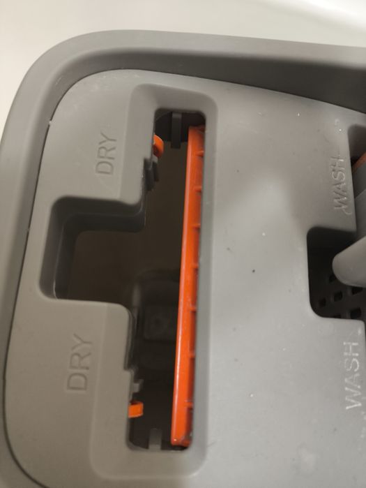 Швабра с ведром серого цвета