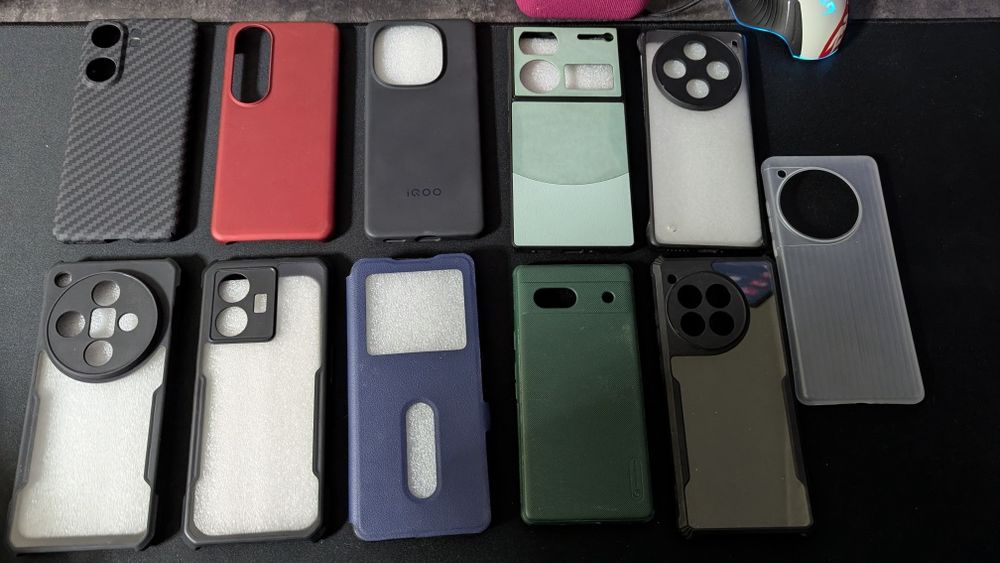 Разные чехлы для телефонов в хорошем состоянии