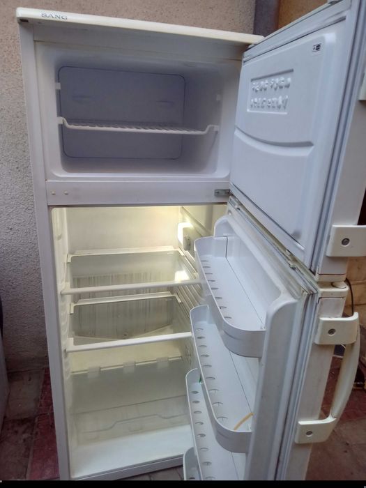 Продавам  хладилник санг