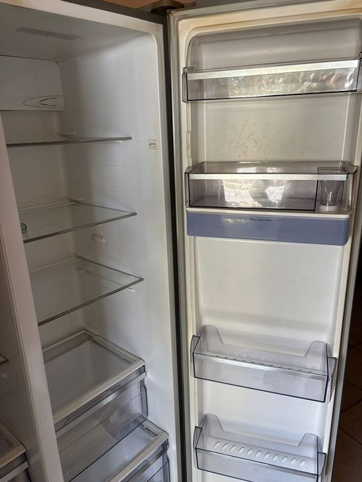 Frigider side by side Medion